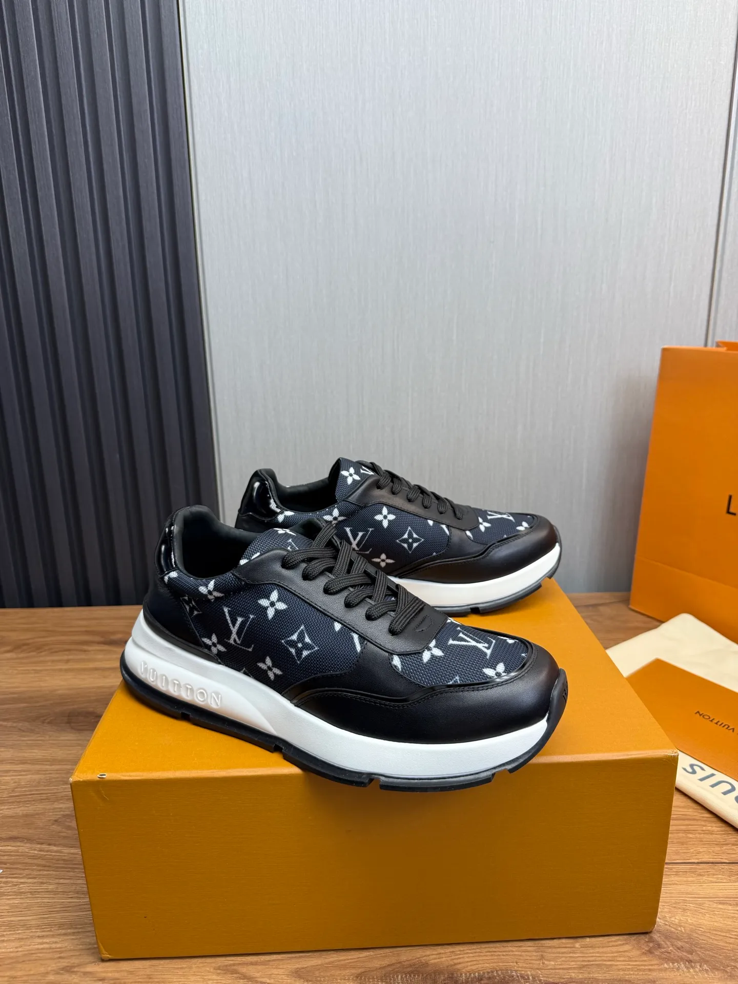 Men's shoes 💰800💰 LOUIS VUITTON [Luden Yiwei] Brand new trendy Lv is on the market 🎁, casual and fashionable men's shoes 👟Original 1:1 shipment✅ The upper is made of imported brand leather + cowhide lining, the original wear-resistant rubber outsole, the version is simple and elegant, exclusive for trendy men. 38-44 (customized at 38.45)